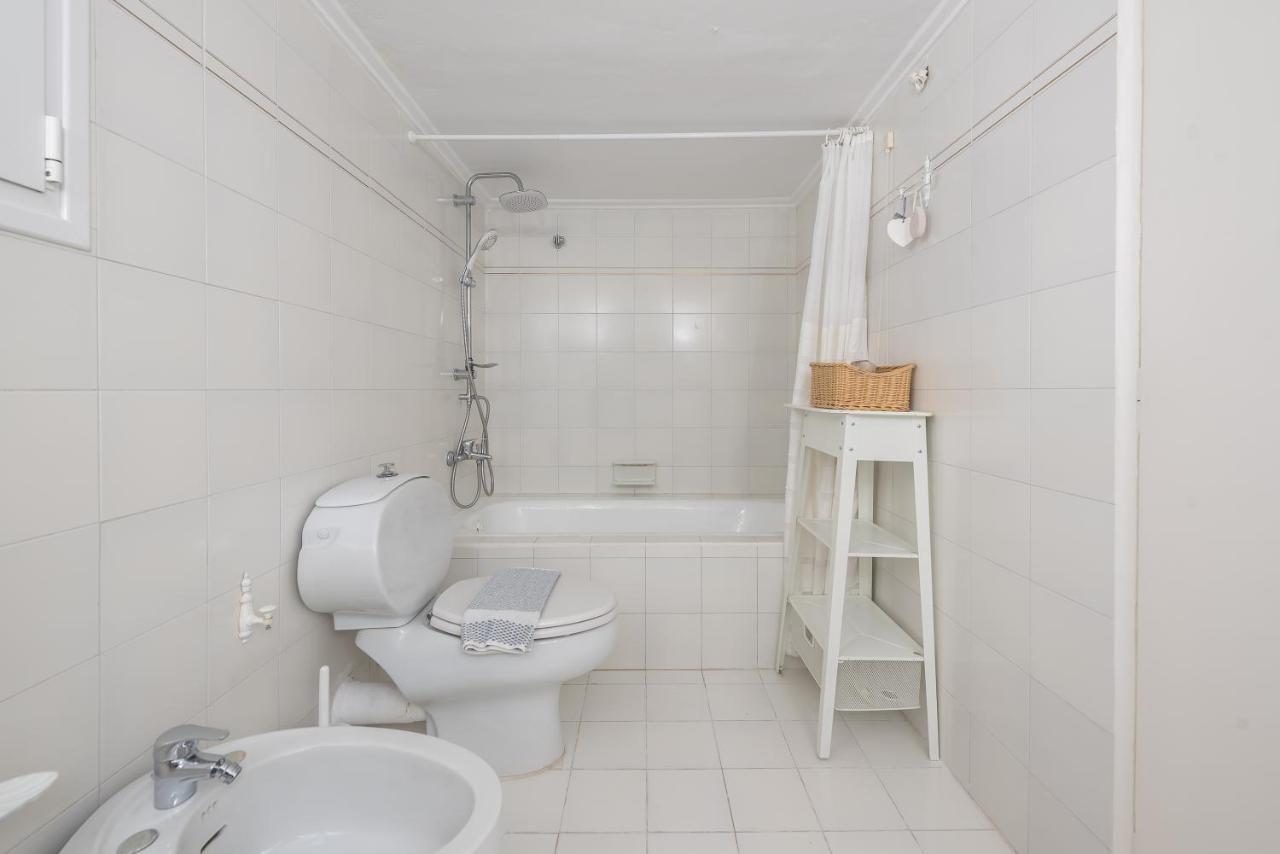 Lovely & Spacious 2-Bedroom Rental Unit In Glifada Атина Екстериор снимка